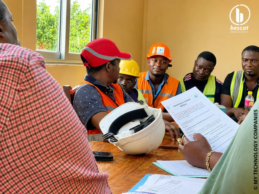 Visite du Comité d'Hygiène et de Sécurité BESCAT sur les chantiers photovoltaïques de Bohicon et Parakou au Bénin.